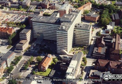 Lasarettet i Lund i mitten på 1990-talet
Sjukhusfotograferna i Lund. Plast-ficka, lösa bilder, 1980-90-talen. Flygfoto från väster. Övergången mellan onkologiska kliniken och centralblocket finns, byggd 1988. BUS och BMC är ännu inte byggda (de påbörjades ~1998). Wallenberg neurocentrum är byggt, påbörjat 1994. Hangarplattan  på C-blockets tak har inte byggts. Från originalfoto.
Nyckelord: Lund;Lasarettet;Universitet;Universitetssjukhus;USiL;Flygfoto