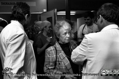 Sjukhusdirektören Ulla Leissner på en utställning på Lasarettet i Lund. 
Sjukhusfotograferna i Lund. Plast-ficka, lösa bilder, 1980-90-talen. Sjukhusdirektören i Lund 1988-12-01 - 1994-11-30, Från originalfoto
Nyckelord: Lasarett;Lund;Universitet;Universitetssjukhus;USiL;Chef;Direktör;Administration