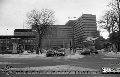 Centralblocket på Universitetssjukhuset i Lund, från väster (huvudinfarten). 
Sjukhusfotograferna i Lund. Pärm Negativ, Dia, 1987. 2-1987. Notera antennerna på taket och den nya inglasade huvudingången. Vinterbild. Från negativ.
Nyckelord: Lasarettet;Lund;Universitetssjukhus;USiL;C-block;Centralblock;Vinter