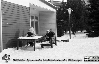 Barndaghemmet Röda Stugan
Sjukhusfotograferna i Lund. Pärm Negativ, Dia, 1987. 3-1987. Barn leker vid barndaghemmet Röda Stugan, vid denna tid placerat strax söder om dåvarande barnkliniken. Huset revs c:a 1990 för att ge plats för utbyggnad av onkologiska kliniken. Vinterbild. Från negativ.
Nyckelord: Lasarettet;Lund;Universitetssjukhus;USiL;Barn;Barndaghem;Vinter