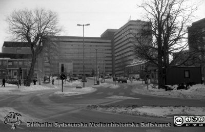 Centralblocket på Universitetssjukhuset i Lund, 1987
Sjukhusfotograferna i Lund. Pärm Negativ, Dia, 1987. 2-1987. Centralblocket på Universitetssjukhuset i Lund, från väster (huvudinfarten). Notera antennerna på taket och den nya inglasade huvudingången. Vinterbild. Från negativ.
Nyckelord: Lasarettet;Lund;Universitetssjukhus;USiL;C-block;Centralblock;Vinter