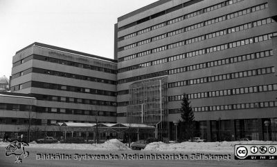 Centralblocket på Universitetssjukhuset i Lund, 1987
Sjukhusfotograferna i Lund. Pärm Negativ, Dia, 1987. 2-1987. Centralblocket på Universitetssjukhuset i Lund, från sydväst. Notera den nya inglasade huvudingången med det alltför låga skärmtaket framför. Bara personbilar kommer under, varken bussar eller stora lastbilar. Vinterbild. Från negativ.
Nyckelord: Lasarettet;Lund;Universitetssjukhus;USiL;C-block;Centralblock;Vinter