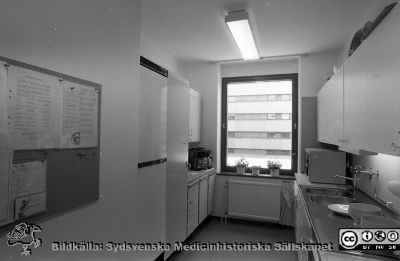 Fördelningskök, kvinnokliniken avdelning 47, 1987
Sjukhusfotograferna i Lund. Pärm Negativ, Dia, 1987. 8-1987. Från negativ.
Nyckelord: Lasarettet;Lund;Universitetssjukhus;USiL;KK;Kvinnoklinik;Gynekologisk;Kök