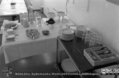 Uppdukning med bestick, glas och mera. Kvinnokliniken avdelning 47, 1987
Sjukhusfotograferna i Lund. Pärm Negativ, Dia, 1987. 8-1987.  Från negativ.
Nyckelord: Lasarettet;Lund;Universitetssjukhus;USiL;KK;Kvinnoklinik;Gynekologisk;Matsal;Uppdukat