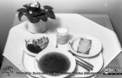 Uppdukat i matsalen, kvinnokliniken avdelning 47, 1987
Sjukhusfotograferna i Lund. Pärm Negativ, Dia, 1987. 8-1987. Från negativ.
Nyckelord: Lasarettet;Lund;Universitetssjukhus;USiL;KK;Kvinnoklinik;Gynekologisk;Dukning;Uppdukat;Patientmat