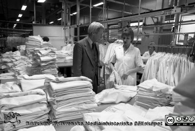 Centraltvätteriet
Sjukhusfotograferna i Lund. Pärm Negativ, Dia, 1987. 30/1987. Centraltvätteriet. Rimligen dess kanske nytillträdde chef (Kjell-Åke Andersson?) ute i arbetslokalerna. Från negativ
Nyckelord: Lasarettet;Lund;Universitetssjukhus;USiL;Administration;Chef;Hygien;Tvätt;Centraltvätt