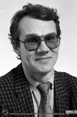 Ingemar Hellman på personalavdelningen
Sjukhusfotograferna i Lund. Pärm Negativ, Dia, 1987. Lasarettet i Lund 1987/39. Från negativ
Nyckelord: Lasarettet;Lund;Universitetssjukhus;USiL;Avdelning;Administratör;Personal