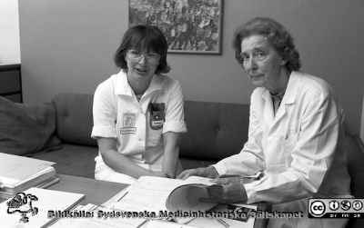 Från njurkliniken avd. 9
Sjukhusfotograferna i Lund. Pärm Negativ, Dia, 1987. 68/1987. Journal, 87, april. Professor Ulla Bengtsson, njurkliniken, med avdelningsföreståndaren på njurkliniken, SSSH-sköterskan Lena Bodin. Från negativ. 
Nyckelord: Lasarettet;Lund;Universitetssjukhus;USiL;Njurklinik;Nefrologi