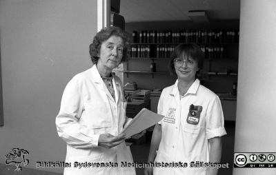 Från njurkliniken avd. 9
Sjukhusfotograferna i Lund. Pärm Negativ, Dia, 1987. 68/1987. Journal, 87, april. Professor Ulla Bengtsson, njurkliniken, med avdelningsföreståndaren på njurkliniken, SSSH-sköterskan Lena Bodin. Från negativ. 
Nyckelord: Lasarettet;Lund;Universitetssjukhus;USiL;Njurklinik;Nefrologi