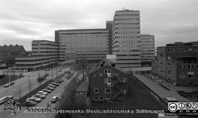 Centralblocket på Lasarettet i Lund 1987
Sjukhusfotograferna i Lund. Pärm Negativ, Dia, 1987. 69/1987. Centralblocket från väster. AB-blocket till vänster om centralblocket. Folkskoleseminariet skymtar längst till vänster. Foto från högt upp i dåvarande barnklinikens hus (senare Alwallhuset), maj 1987. Tandpolikliniken hiterst i bild och radiologiska kliniken till höger. Mellan dem ses radiofysiska institutionens av strålskyddsskäl nedgrävda låga byggnad.  Se också bild SMHS14299. Från negativ. 
Nyckelord: Lasarettet;Lund;Universitetssjukhus;USiL;Centralblocket;Tandpoliklinik;Odontologisk;Radiologisk;Radiofysisk;Institution