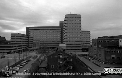 Centralblocket på Lasarettet i Lund 1987
Sjukhusfotograferna i Lund. Pärm Negativ, Dia, 1987. 69/1987. Centralblocket från väster. AB-blocket till vänster om centralblocket. Folkskoleseminariet skymtar längst till vänster. Foto från högt upp i dåvarande barnklinikens hus (senare Alwallhuset), maj 1987. Tandpolikliniken hiterst i bild och radiologiska kliniken till höger. Mellan dem ses radiofysiska institutionens av strålskyddsskäl nedgrävda låga byggnad. Se också bild SMHS14297. Från negativ. 
Nyckelord: Lasarettet;Lund;Universitetssjukhus;USiL;Centralblocket;Tandpoliklinik;Odontologisk;Radiologisk;Radiofysisk;Institution