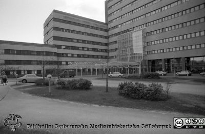 Centralblocket på Lasarettet i Lund 1987
Sjukhusfotograferna i Lund. Pärm Negativ, Dia, 1987. 69/1987. Entrépartiet i centralblocket vid Lasarettet i Lund. AB-blocket i fonden, C-blocket till höger. Foto i maj 1987. Från negativ. 
Nyckelord: Lasarettet;Lund;Universitetssjukhus;USiL;Centralblocket;Entre;Entré