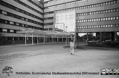 Centralblocket på Lasarettet i Lund 1987
Sjukhusfotograferna i Lund. Pärm Negativ, Dia, 1987. 69/1987. Entrépartiet i centralblocket vid Lasarettet i Lund. AB-blocket till vänster, C-blocket till höger. Foto i maj 1987. Från negativ. 
Nyckelord: Lasarettet;Lund;Universitetssjukhus;USiL;Centralblocket;Entre;Entré