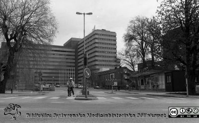 Centralblocket på Lasarettet i Lund 1987
Sjukhusfotograferna i Lund. Pärm Negativ, Dia, 1987. 80/1987. Centralblocket från huvudentrén i väster. Administrationsbyggnaden anas till vänster, bakom trädet. Det är under ombyggnad.Tandpolikliniken, Radiologiska kliniken Portvaktshuset och dåvarande barnkliniken till höger i bild.  Foto 1987. Från negativ. 
Nyckelord: Lasarettet;Lund;Universitetssjukhus;USiL;Centralblocket;Administration;Tandpoliklinik;Odontologisk;Radiologisk;Pediatrisk;Portvakt;Klinik;Institution