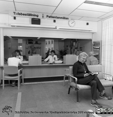 Stora väntrummet på nya Ögonkliniken B i Lund 1987
Sjukhusfotograferna i Lund. Pärm Negativ, Dia, 1987. 94/87. Det var också trapphall. De väntande patienterna hade medgett fotografering och publicering. Från negativ. 
Nyckelord: Lasarettet;Lund;Universitetssjukhus;USiL;Ögon;Klinik;Oftalmologisk;Oftalmiatrisk