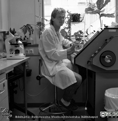 Ögonklinikens forskningslaboratorium 1987
Sjukhusfotograferna i Lund. Pärm Negativ, Dia, 1987. 95/87. Laboratorieassistenten Sven Jakobsson vid en kryostatmikrotom på ögonklinikens forskningslaboratorium. Från negativ. 
Nyckelord: Lund;Lasarettet;Universitetssjukhus;USiL;Forskning;Laboratorium;Ögon;Klinik;Oftalmiatrisk;Oftalmologisk