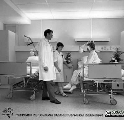 Professor Berndt Ehinger 1987
Sjukhusfotograferna i Lund. Pärm Negativ, Dia, 1987. 96/87. Professor Berndt Ehinger vid en patient i den nyrenoverade ögonkliniken i Lund 1987 tillsammans med syster Eva Kajsa Lundström. Från negativ. 
Nyckelord: Lasarettet;Lund;Universitetssjukhus;USiL;Ögon;Oftalmiatrisk;Oftalmologisk;Klinik;Rond