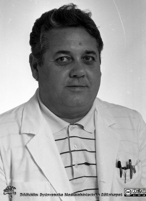 Janos Légradi
Sjukhusfotograferna i Lund. Pärm Negativ, Dia, 1987.	97/87. Medicinteknikern Janos Légradi. Från negativ
Nyckelord: Lasarettet;Lund;Universitetssjukhuset;USiL;Medicinsk;Teknik;MTA;Ingenjör;Tekniker