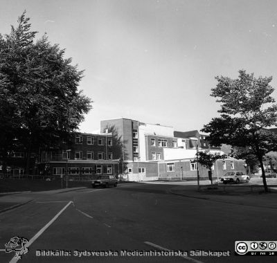 Ögonkliniken A från norr 1987, nyrenoverad
Sjukhusfotograferna i Lund. Pärm Negativ, Dia, 1987. 101/87. Film II. Från negativ. 
Nyckelord: Lasarettet;Lund;Universitetssjukhus;USiL;Ögon;Oftalmiatrisk;Oftalmologisk;Klinik