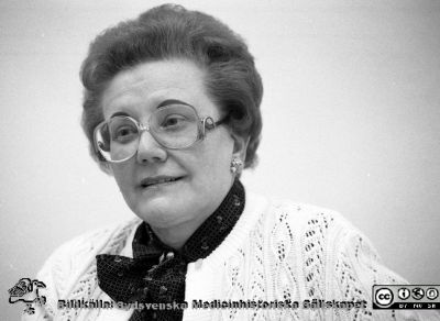 Professor Madeleine Leininger (f. 1925, d. 2012)
Sjukhusfotograferna i Lund. Pärm Svart-vita neg. 1987. 140/-87. Tongivand sköterskelärare, huvudsakligen utbildad och verksam i USA, men en tid också i Lund. Enheten för vårdforskning. 87-11-24. Från negativ.
Nyckelord: Lasarettet;Lund;Universitetssjukhus;USiL;Vård;Forskning