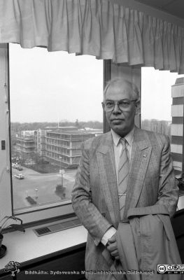 Sjukhusdirektör Kurt Roos 1987
Sjukhusfotograferna i Lund. Pärm Svart-vita neg. 1987. 136/-87. Från negativ.
Nyckelord: Lasarettet;Lund;Universitetssjukhus;USiL;Administration;Chef