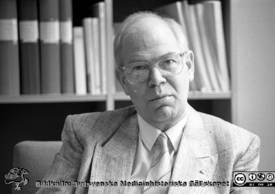 Sjukhusdirektör Kurt Roos 1987
Sjukhusfotograferna i Lund. Pärm Svart-vita neg. 1987. 136/-87.  Från negativ.
Nyckelord: Lasarettet;Lund;Universitetssjukhus;USiL;Administration;Chef