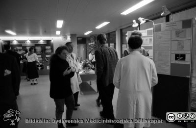 Forskningens dag, 87-11-04. 
Sjukhusfotograferna i Lund. Pärm Svart-vita neg. 1987. 132/-87. Publikmyller i utställningen i nedre foajén. Från negativ.
Nyckelord: Lasarettet;Laser;Universitetssjukhus;USiL;Forskning;Utställning;Möte