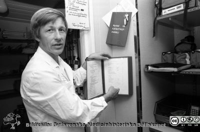 Överläkare Åke Andrén-Sandberg 1987
Sjukhusfotograferna i Lund. Pärm Svart-vita neg. 1987. 113/-87. Överläkare Åke Andrén-Sandberg, kirurg, på akutmottagningen. 87-09-28. Från negativ.
Nyckelord: Lasarettet;Lund;Universitetssjukhus;USiL;Kirurgisk;Klinik;Akutmottagning