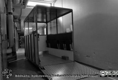 Patienttransport vagn att använda i kulverten tåg med elektrisk truck.
Sjukhusfotograferna i Lund. Pärm Svart-vita neg. 1987. 87-09-29. Från negativ.
Nyckelord: Lasarettet;Lund;Universitetssjukhus;USiL;Patient;Transport;Kulvert;Tåg