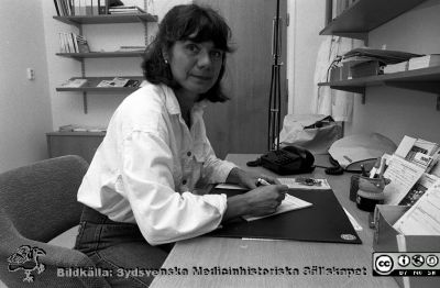 Kurator Birgitta Gustavii Koskinen, sexual- och familjerådgivare på kvinnokliniken 1987
Sjukhusfotograferna i Lund. Pärm Svart-vita neg. 1987. 108/-87. 87-09-25. Från negativ.
Nyckelord: Lasarettet;Lund;Universitetssjukhus;USiL;Kvinnoklinik;Sexualrådgivning;Familjerådgivning;Socialmedicin