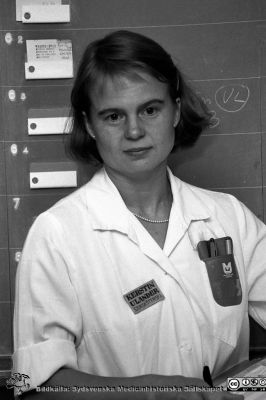 Kerstin Ulander, sjuksköterska på kirurgiska kliniken i Lund 1987
Sjukhusfotograferna i Lund. Pärm Svart-vita neg. 1987. 107/-87. 87-09-08. Från negativ.
Nyckelord: Lasarettet;Lund;Universitetssjukhus;USiL;Kirurgisk;Klinik