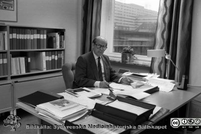 Landstingspolitikern och sjukhusdirektionens ordförande Fredrik Swartling (m)
Sjukhusfotograferna i Lund. Pärm Svart-vita neg. 1987. 137/-87.  Nov. 1987. 1. Från negativ.
Nyckelord: Lasarettet;Lund;Universitetssjukhus;USiL;Direktion;Chefer;Politiker;Landsting