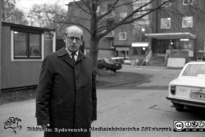 Landstingspolitikern och sjukhusdirektionens ordförande Fredrik Swartling (m)
Sjukhusfotograferna i Lund. Pärm Svart-vita neg. 1987. 137/-87. Foto utanför ingången till reumatologiska kliniken. Nov. 1987. 1. Från negativ.
Nyckelord: Lasarettet;Lund;Universitetssjukhus;USiL;Direktion;Chefer;Politiker;Landsting