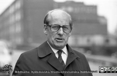 Landstingspolitikern och sjukhusdirektionens ordförande Fredrik Swartling (m)
Sjukhusfotograferna i Lund. Pärm Svart-vita neg. 1987. 137/-87. Foto framför ögonklinken B. Nov. 1987. 1. Från negativ.
Nyckelord: Lasarettet;Lund;Universitetssjukhus;USiL;Direktion;Chefer;Politiker;Landsting