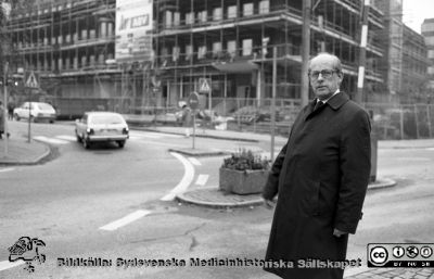 Landstingspolitikern och sjukhusdirektionens ordförande Fredrik Swartling (m)
Sjukhusfotograferna i Lund. Pärm Svart-vita neg. 1987. 137/-87. Foto utanför adminstrationsbyggnaden, under renovering och utbyggnad med patienthotell mm. 1. Från negativ.
Nyckelord: Lasarettet;Lund;Universitetssjukhus;USiL;Direktion;Chefer;Politiker;Landsting