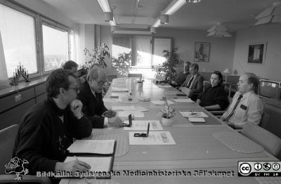 Diplom och medaljer delas ut för arbetarskydsarbete på Lasarettet i Lund 1988
Sjukhusfotograferna i Lund. Pärm Sv/v neg. 1988. 88-12-07. Direktionens ordförande, Fredrik Swartling nr 2 från vänster runt bordet. Representanter för Föreningen för Arbetarskydd med diplom och medaljer att dela ut. På andra sidan bordet, bortifrån: narkosläkare Lars Nordström, sjukhusjurist Matts Wendel, ekonom Lillemor Gregorius, elektriker Börje Lundbeg. Från negativ.
Nyckelord: Lasarettet;Lund;Universitetssjukhus;USiL;Arbetarskydd;Förening;Direktion;Medalj;Diplom;Utmärkelse