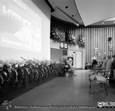 Utsmyckning av lasarettets aula på Forskningens Dag 1988
Sjukhusfotograferna i Lund. Pärm Sv/v neg. 1988. 75  I/88. Aulan i centralblocket på Lasarettet i Lund smyckad för Fernströmssymposium på Forskningens Dag, med HM Konungens och HM Drottningens närvarande. Från negativ.
Nyckelord: Lasarettet;Lund;USiL;Universitetssjukhus;Forskningens;Dag;Symposium