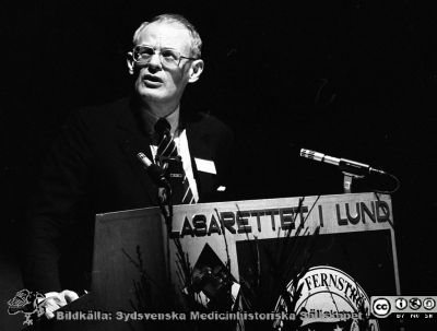 Forskningens Dag 1988
Sjukhusfotograferna i Lund. Pärm Sv/v neg. 1988. 75. III/88. Fernströmssymposium  "Att sova och att drömma"  på Forskningens Dag. Professor David Ingvar i talarstolen. Från negativ
Nyckelord: Lasarettet;Lund;USiL;Universitetssjukhus;Forskningens;Dag;Symposium;Föreläsare;Utställning