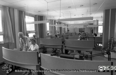 Telefonväxeln i Lund 1988
Sjukhusfotograferna i Lund. Pärm Sv/v neg. 1988. 42/88. Telefonväxeln efter ombyggnaden 1982, fortfarande i centralkökets byggnad. Från negativ.
Nyckelord: Lasarettet;Lund;Universitetssjukhus;USiL;Telefonväxel