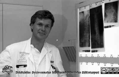 Ortopeden Harald Roos 1988 
Sjukhusfotograferna i Lund. Pärm Sv/v neg. 1988. 40/1988. Senare divisionschef mm. Från negativ.
Nyckelord: Lasarettet;Lund;Universitetssjukhus;USiL;Ortopedisk;Klinik;Administration