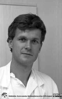 Ortopeden Harald Roos 1988
Sjukhusfotograferna i Lund. Pärm Sv/v neg. 1988. 40/1988. Ortopeden Harald Roos. Senare divisionschef mm. Från negativ.
Nyckelord: Lasarettet;Lund;Universitetssjukhus;USiL;Ortopedisk;Klinik;Administration