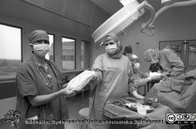 Assisterande personal på ortopediska klinikens operationsavdelning
Sjukhusfotograferna i Lund. Pärm Sv/v neg. 1988. 30/-88. För personaltidiningen Journalen, ortopedkirurgiska operationsavdelningen, 88-03-28. Mia Lindbom (anestesisköterska) med ortopediska klinikens operationssköterska Gudrun Dömmatzen. Från negativ.
Nyckelord: Lasarettet;Lund;Universitetssjukhus;USiL;Ortopedisk;Klinik;Kirurgi;Operation;Anestesi