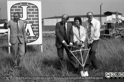 Ett första spadtag förbereds
Sjukhusfotograferna i Lund. Pärm Sv/v neg. 1988. 29/-88. 88-05-11. Spade i jorden på Gastelyckan inför bygget av nytt centralförråd. Politikerna Fredrik Swartling (längst till vänster i bild), Ulla Fredriksson och Torvald Frostemark frun lasarettets direktion till håller i spaden medan en direktör från JM bygg dirigerar. Från negativ.
Nyckelord: Lasarettet;Lund;Universitetssjukhus;USiL;Centralförråd;Byggstart