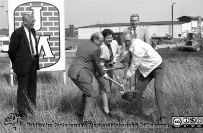 Första spadtaget för sjukvårdens centrallager på Gastelyckan i Lund 1988
Sjukhusfotograferna i Lund. Pärm Sv/v neg. 1988. 29/-88. 88-05-11. Ett spadtag på Gastelyckan inför bygget av nytt centralförråd. Landstingspolitikerna Fredrik Swartling (m), Ulla Fredriksson (s), och Torvald Frostemark (c) håller i spaden medan två direktörer från JM bygg övervakar. Från negativ.
Nyckelord: Lasarettet;Lund;Universitetssjukhus;USiL;Centralförråd;Byggstart