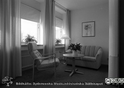 Ett rum på patienthotellet 1988
Sjukhusfotograferna i Lund. Pärm Sv/v neg. 1988. 27/-88. 88-04-13. Patienthotellet. Från negativ.
Nyckelord: Lasarettet;Lund;Universitetssjukhus;USiL;Patienthotell;Administration;Rum