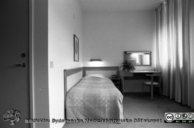 Ett rum på patienthotellet i Lund 1988
Sjukhusfotograferna i Lund. Pärm Sv/v neg. 1988. 27/-88. 88-04-13. Patienthotellet. Från negativ.
Nyckelord: Lasarettet;Lund;Universitetssjukhus;USiL;Patienthotell;Administration;Rum;Säng