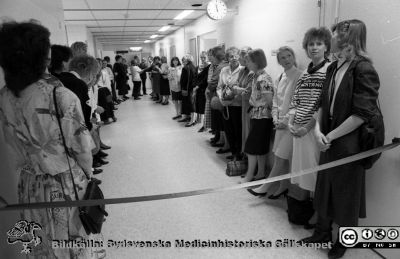 "Avdelning 2000" invigs 1988
Sjukhusfotograferna i Lund. Pärm Sv/v neg. 1988. 26/-88. 88-04-07. Invigning av "Avdelning 2000". Från negativ.
Nyckelord: Lasarettet;Lund;Universitetssjukhus;USiL;Utställning;Vårdavdelning;Demonstration