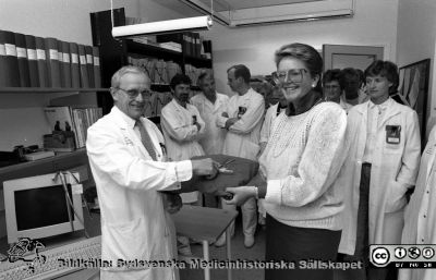 Troligen invigning av ett datajournalsystem på tandvårdspolikliniken
Sjukhusfotograferna i Lund. Pärm Sv/v neg. 1988. 24/-88. 88-04-06. Invigning på tandvårdspolikliniken, troligen av ett datajournalsystem. Övertandläkare Evert Dahl fattar saxen för att klippa bandet på datorskärmen till vänster. I bakgrunden oralkirurgerna Gunnar Dahlberg, Björn Grenthe, Lars Eriksson. Från negativ.
Nyckelord: Lasarettet;Lund;Universitetssjukhus;USiL;Odontologisk;Klinik;Poliklinik;Tandvård;Invigning