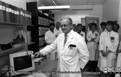 Troligen invigning av ett datajournalsystem på tandvårdspolikliniken
Sjukhusfotograferna i Lund. Pärm Sv/v neg. 1988. 24/-88. 88-04-06. Övertandläkare Evert Dahl klipper bandet på datorskärmen till vänster. Från negativ.
Nyckelord: Lasarettet;Lund;Universitetssjukhus;USiL;Odontologisk;Klinik;Poliklinik;Tandvård;Invigning