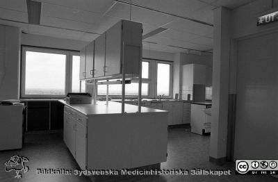 "Vårdavdelning 2000"
Sjukhusfotograferna i Lund. Pärm Sv/v neg. 1988. 20/-88. Nyrenoverad vårdavdelning i centralblocket, för "Vårdavdelning 2000". Från negativ.
Nyckelord: Lasarettet;Lund;Universitetssjukhus;USiL;Vårdavdelning;Utställning;Centralblocket